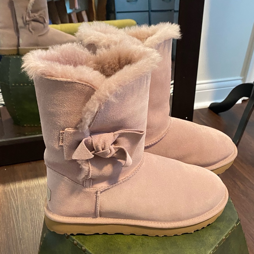 UGG women’s boots size 8. Like new, light wear. Light lavender.
